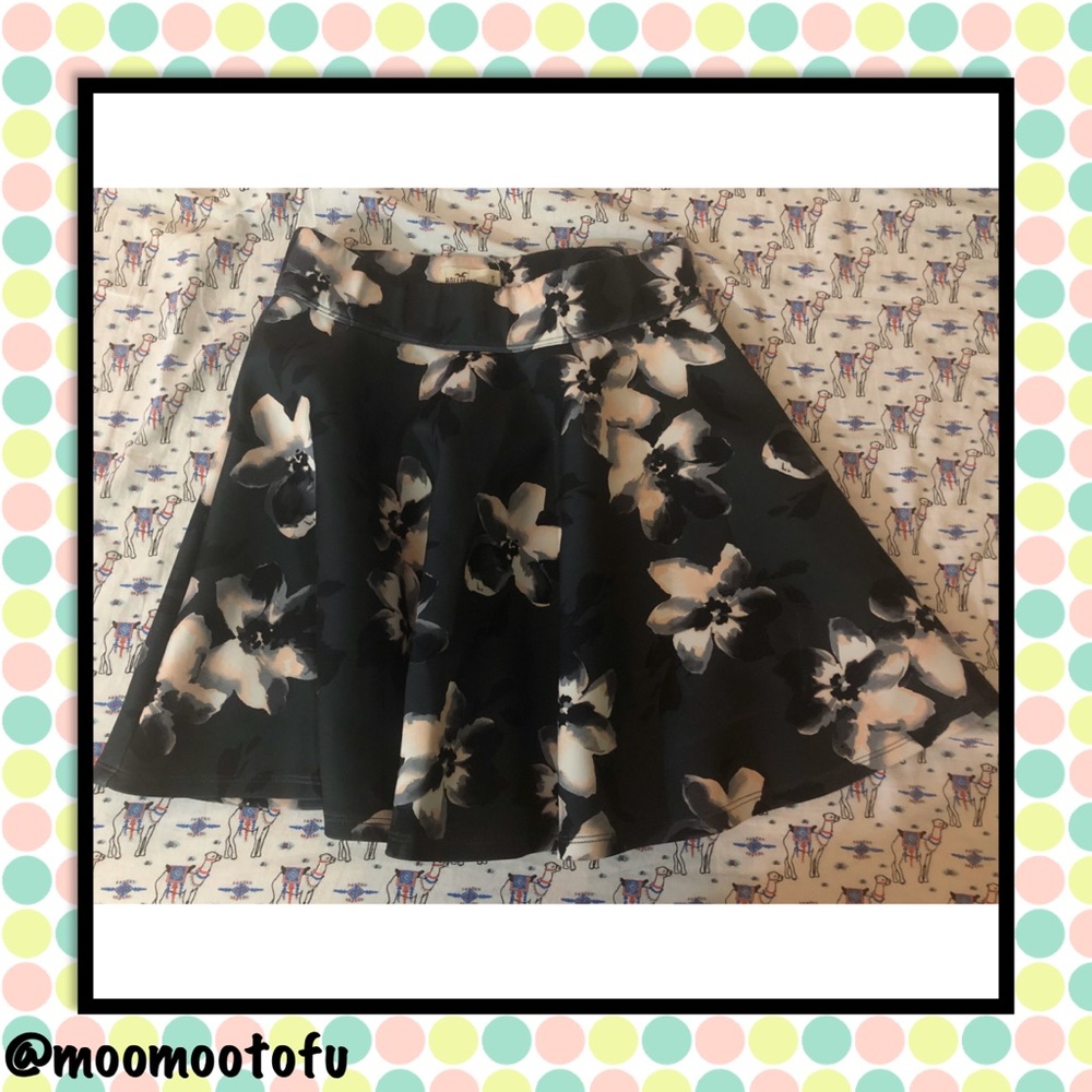 Hollister - flower black skirt